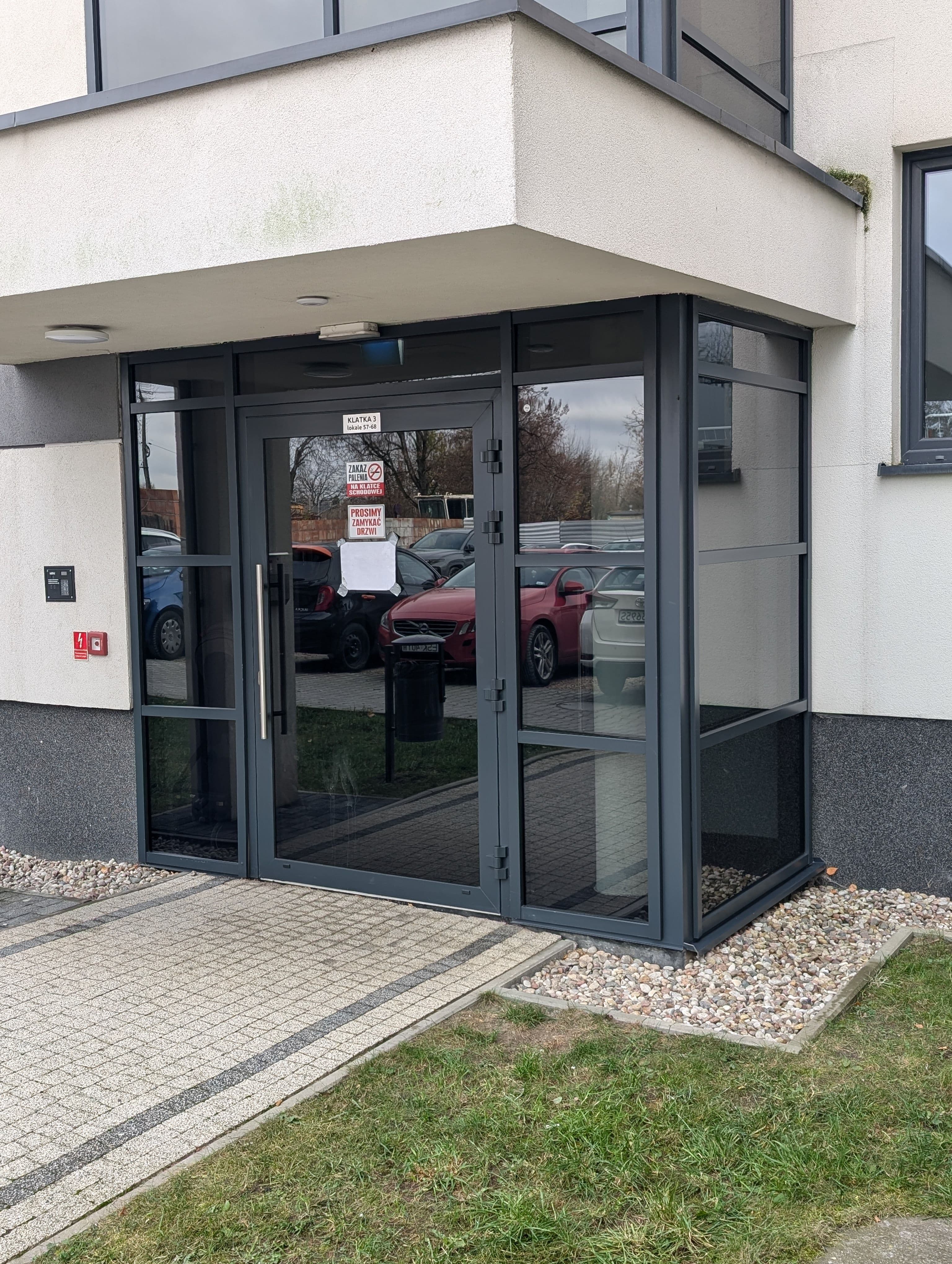 Fasada aluminiowa na 4 piętra oraz aluminiowe drzwi wejściowe.