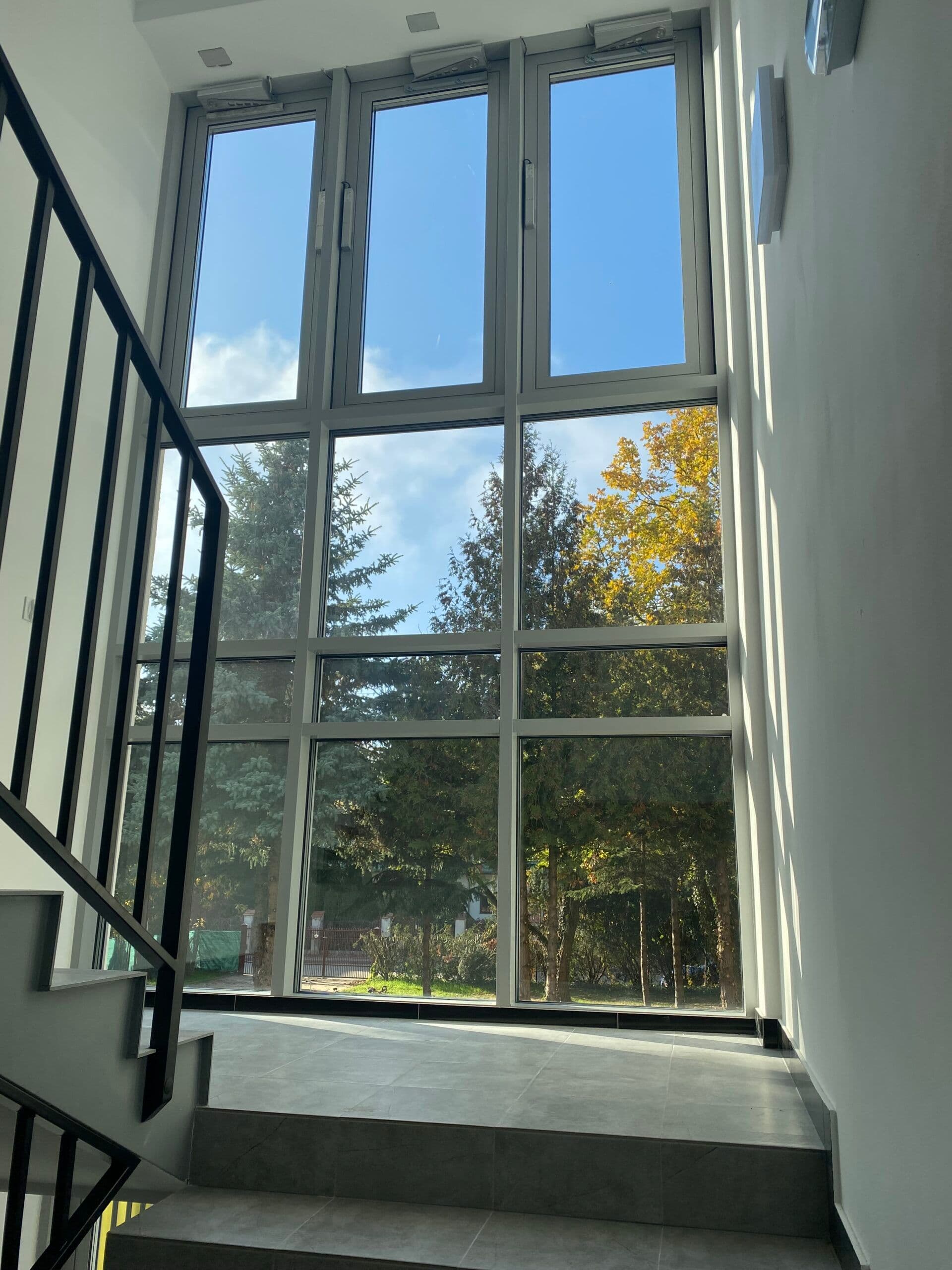 Przeciwpożarowe: fasada aluminiowa, aluminiowe drzwi wejściowe i okna rozwierno-uchylne