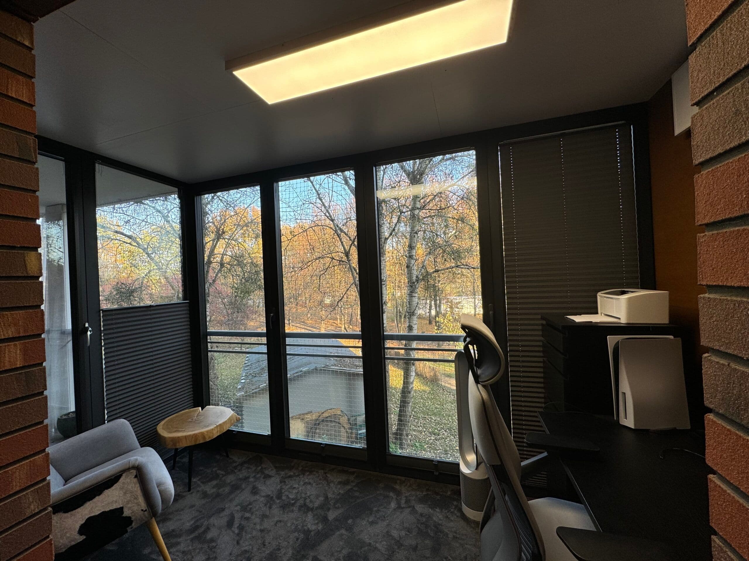 Aluminiowy ogród zimowy, ocieplenie podłogi, sufitu i ścian, aluminiowe okna balkonowe.