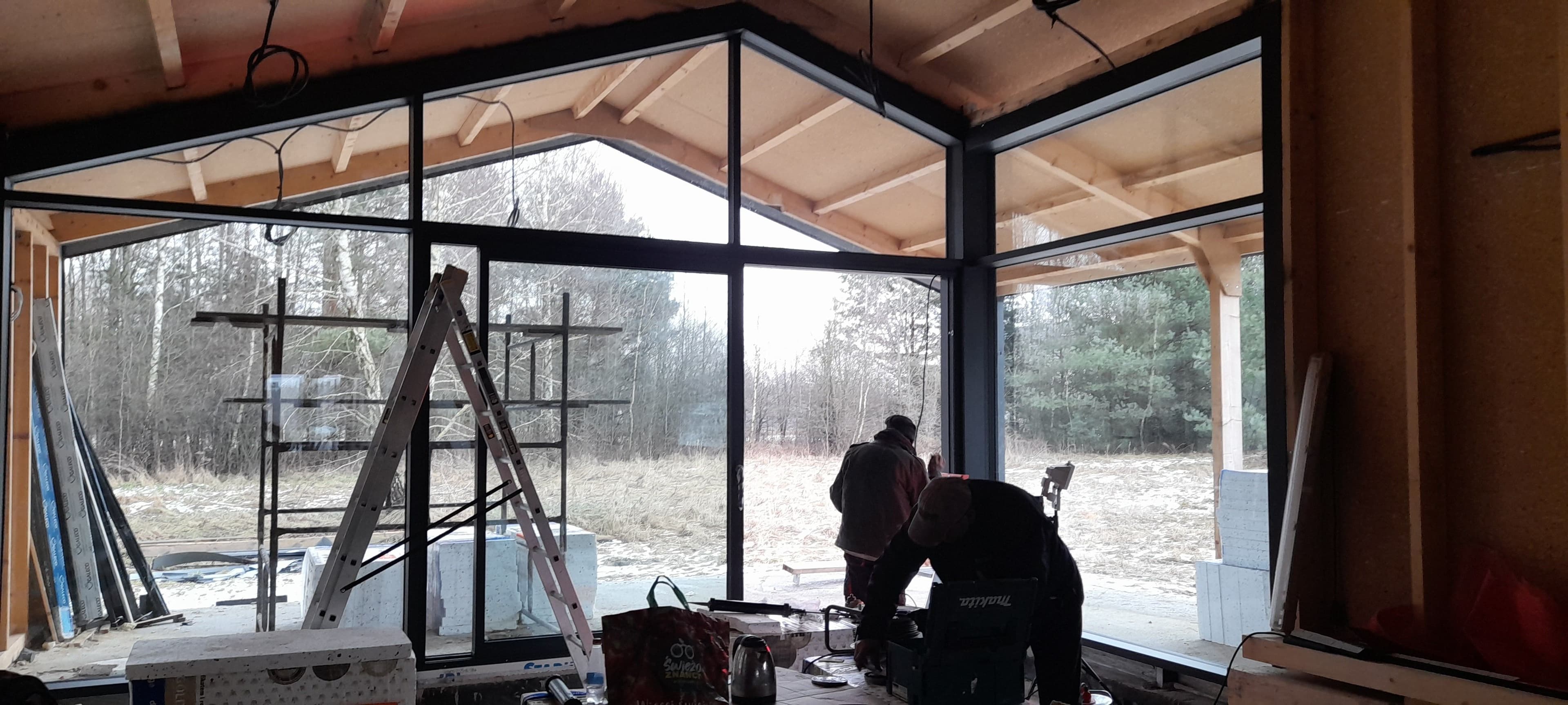 Szklane ściany na konstrukcji aluminiowej i okno przesuwne typu HS