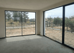 Duże przeszklenia w domu mieszkalnym, okna aluminiowe ciepłe, z cienkimi ramami. thumbnail