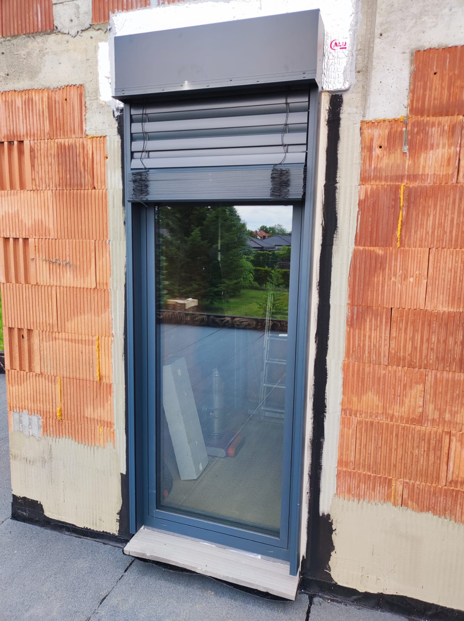 Okno aluminiowe w trakcie montażu