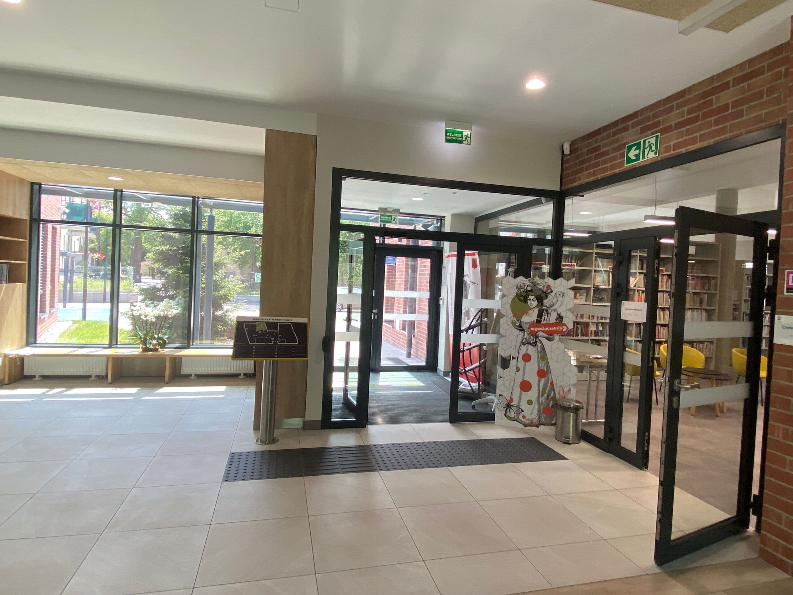 Szklany przedsionek z zadaszeniem na konstrukcji aluminiowej, drzwi aluminiowe, widok z wewnątrz