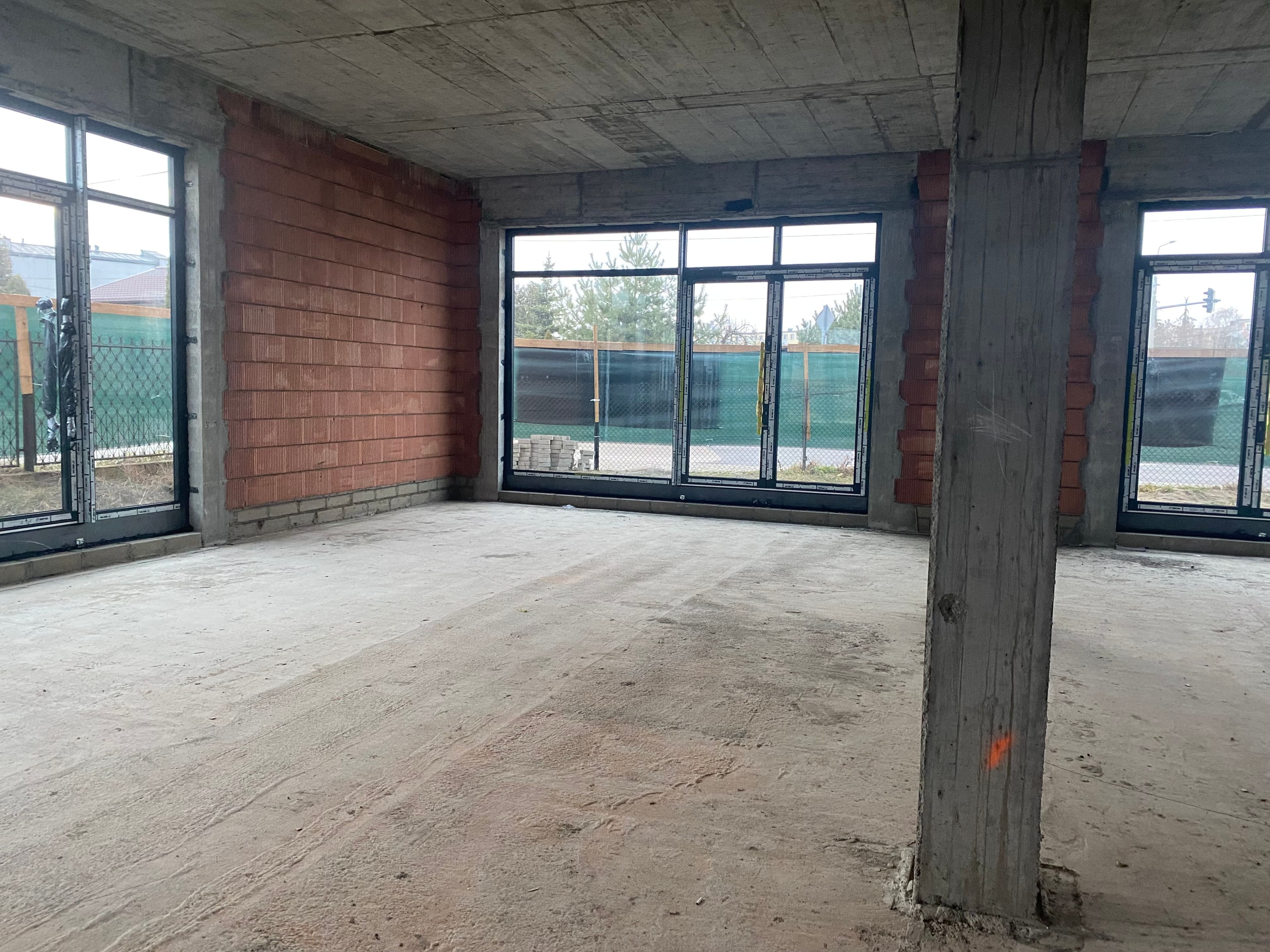 Witryny aluminiowe z drzwiami wejściowymi