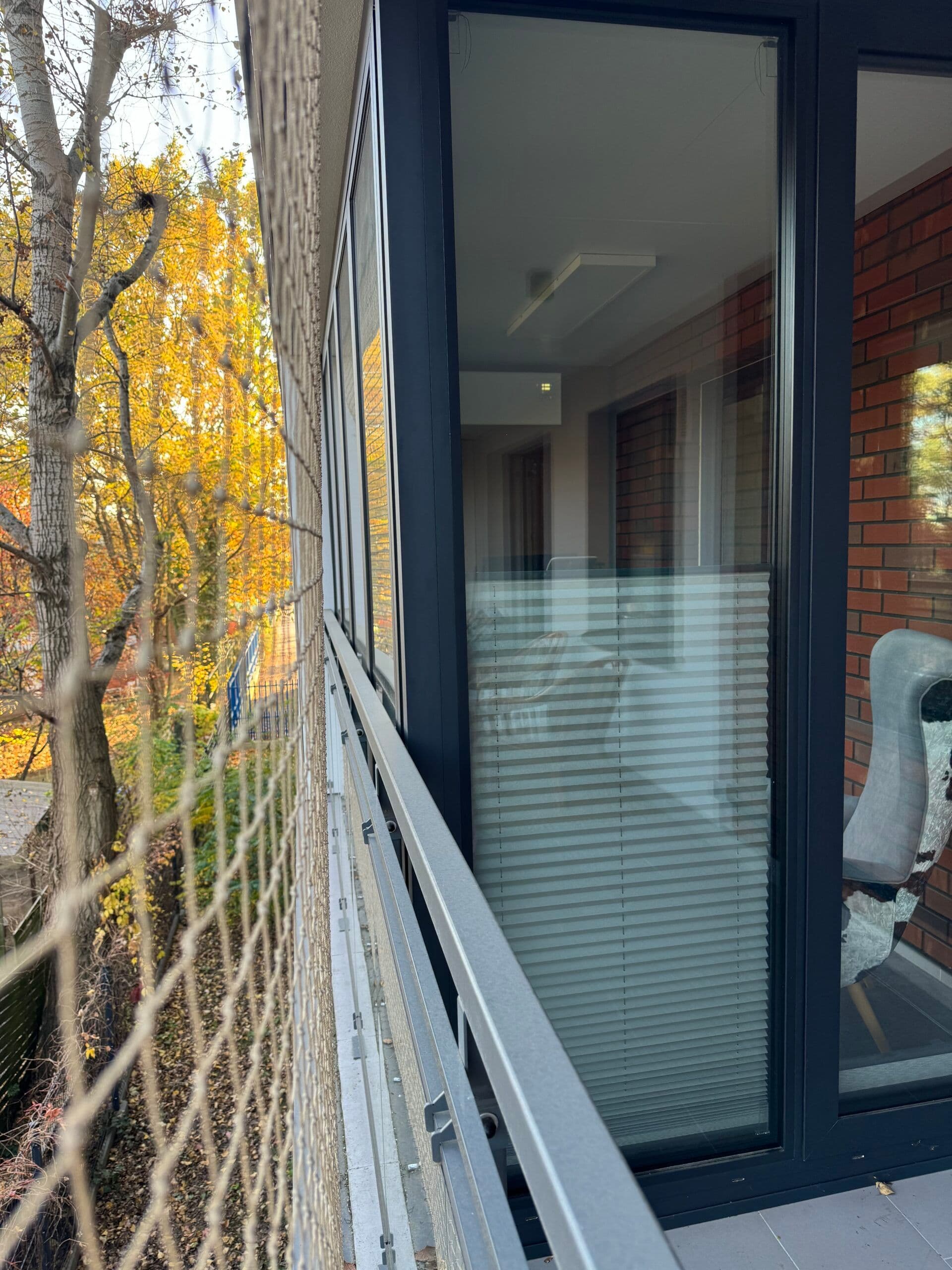 Aluminiowy ogród zimowy, ocieplenie podłogi, sufitu i ścian, aluminiowe okna balkonowe.