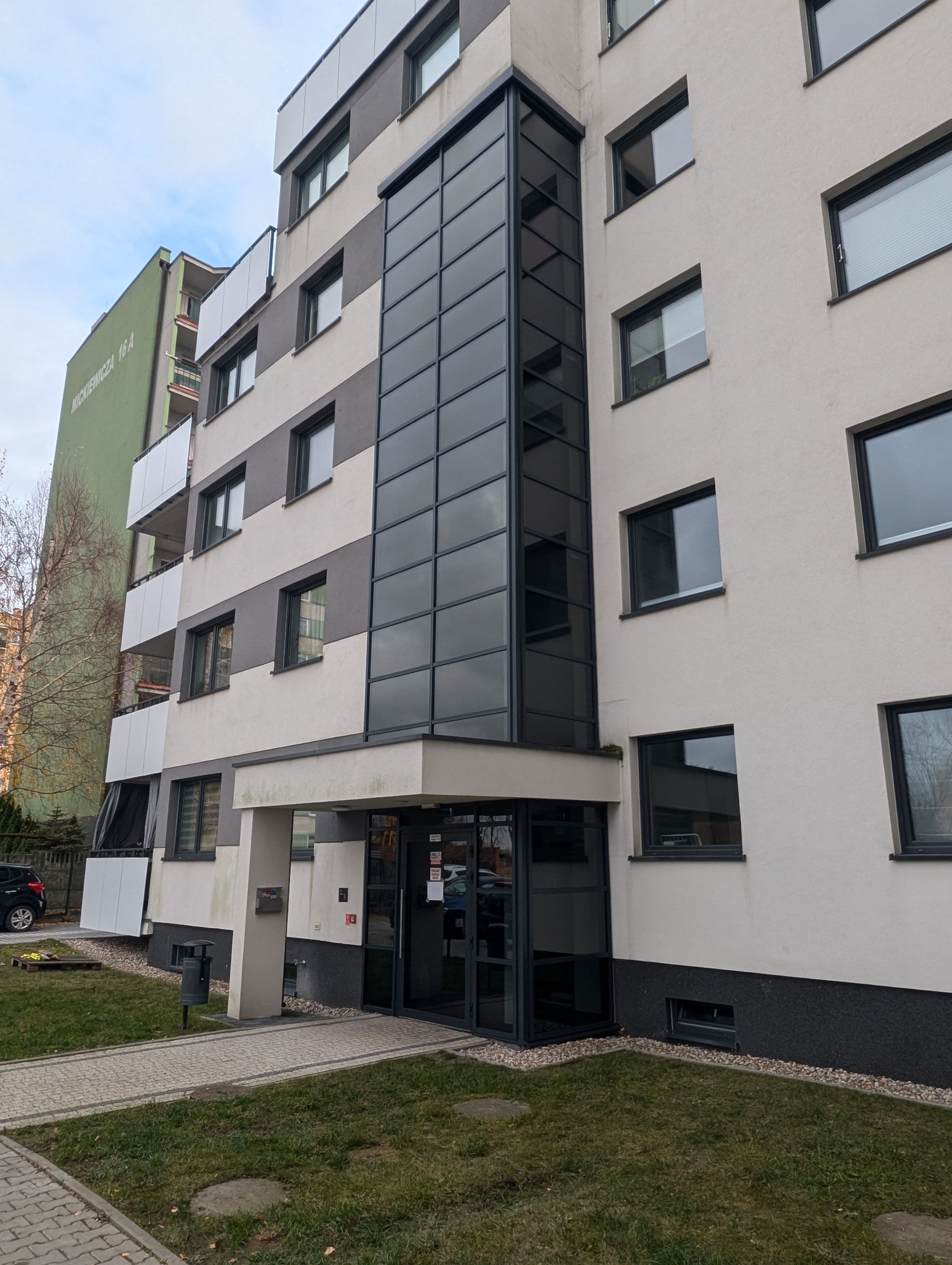 Fasada aluminiowa na 4 piętra oraz aluminiowe drzwi wejściowe.