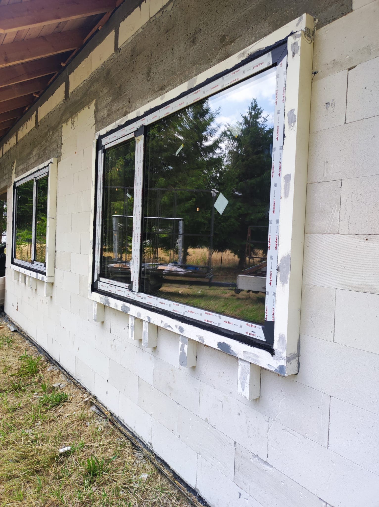 Okno aluminiowe w trakcie montażu