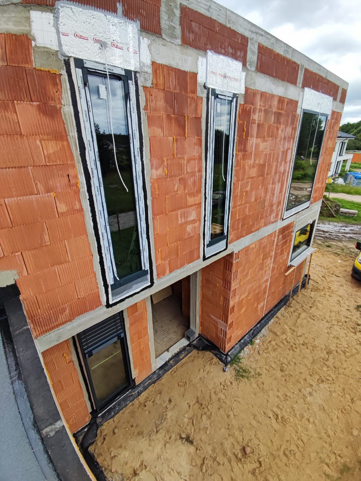 Okna aluminiowe w trakcie montażu