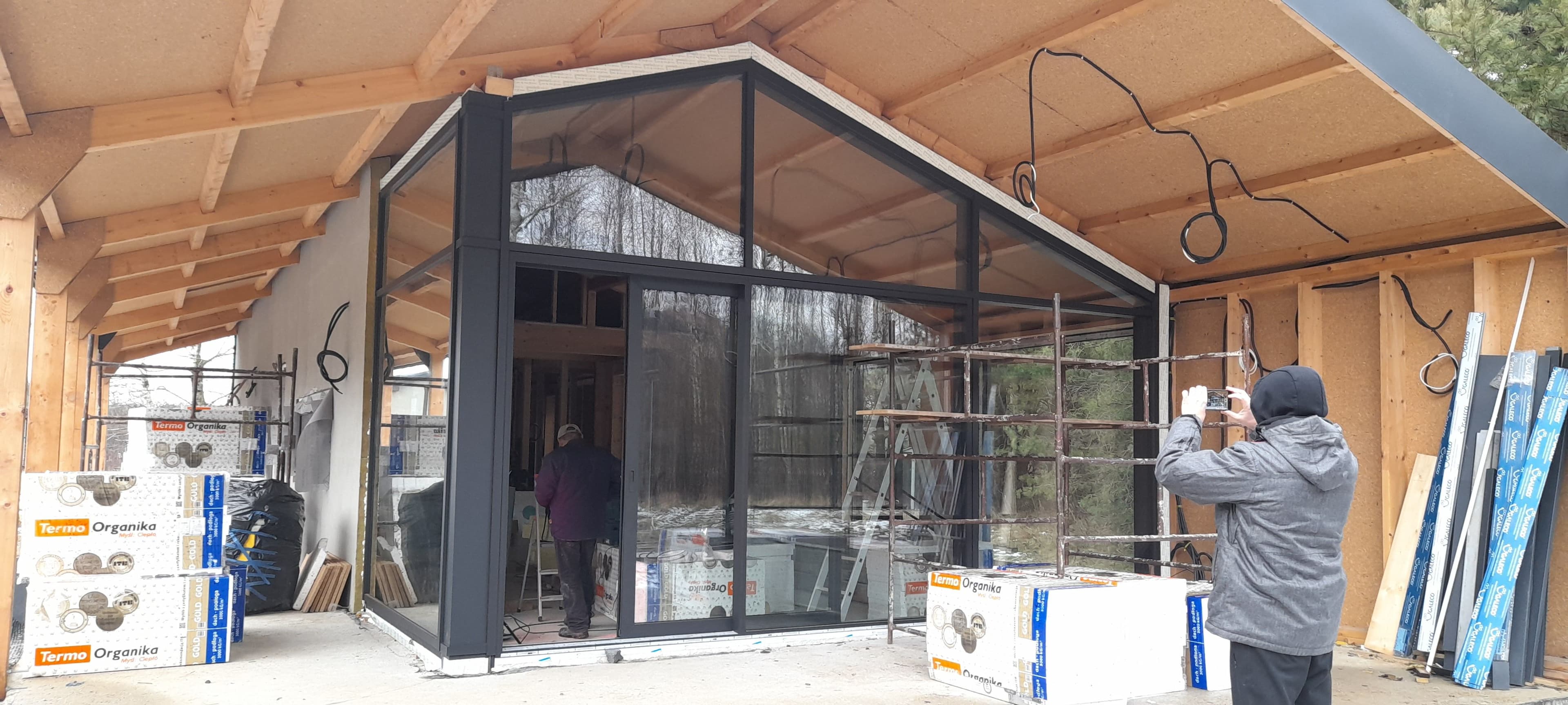 Szklane ściany na konstrukcji aluminiowej i okno przesuwne typu HS