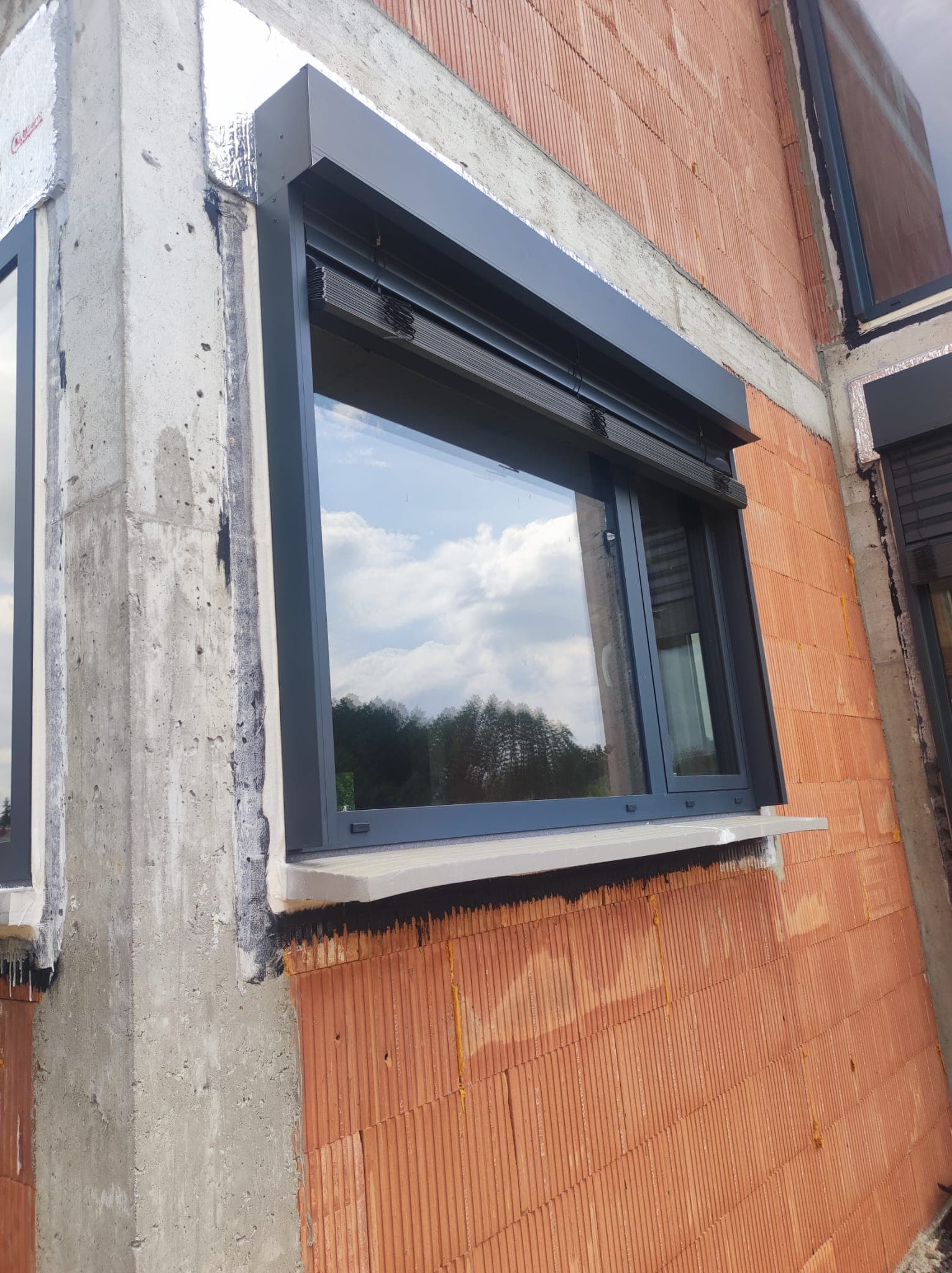 Okno aluminiowe w trakcie montażu