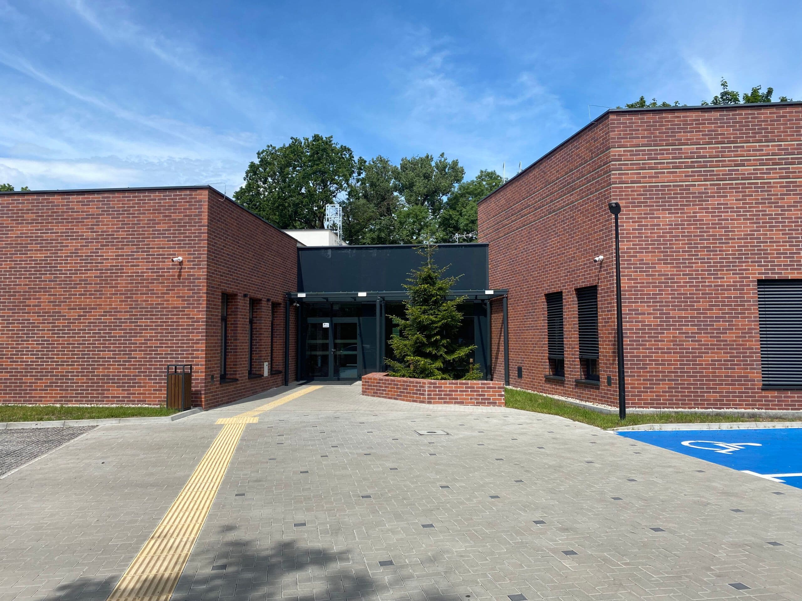 Szklany przedsionek z zadaszeniem na konstrukcji aluminiowej, drzwi aluminiowe