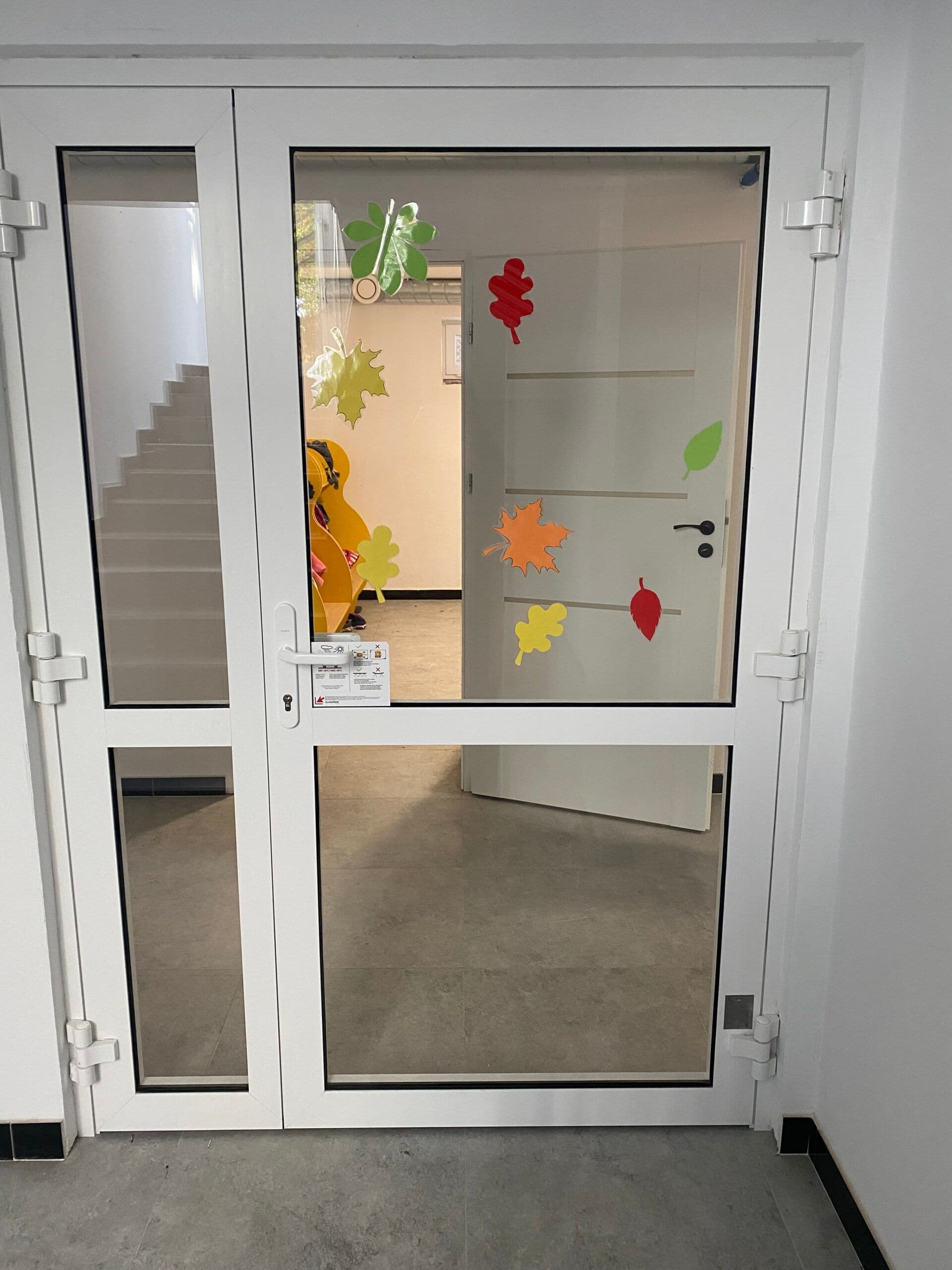 Przeciwpożarowe: fasada aluminiowa, aluminiowe drzwi wejściowe i okna rozwierno-uchylne