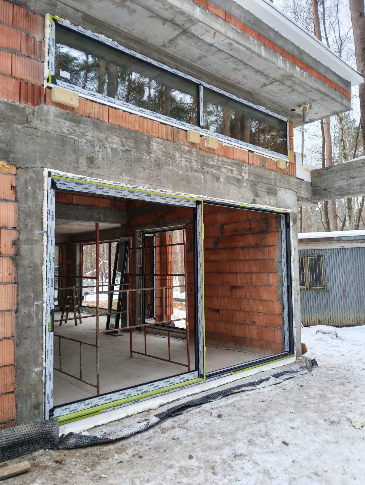 Okna aluminiowe w trakcie montażu