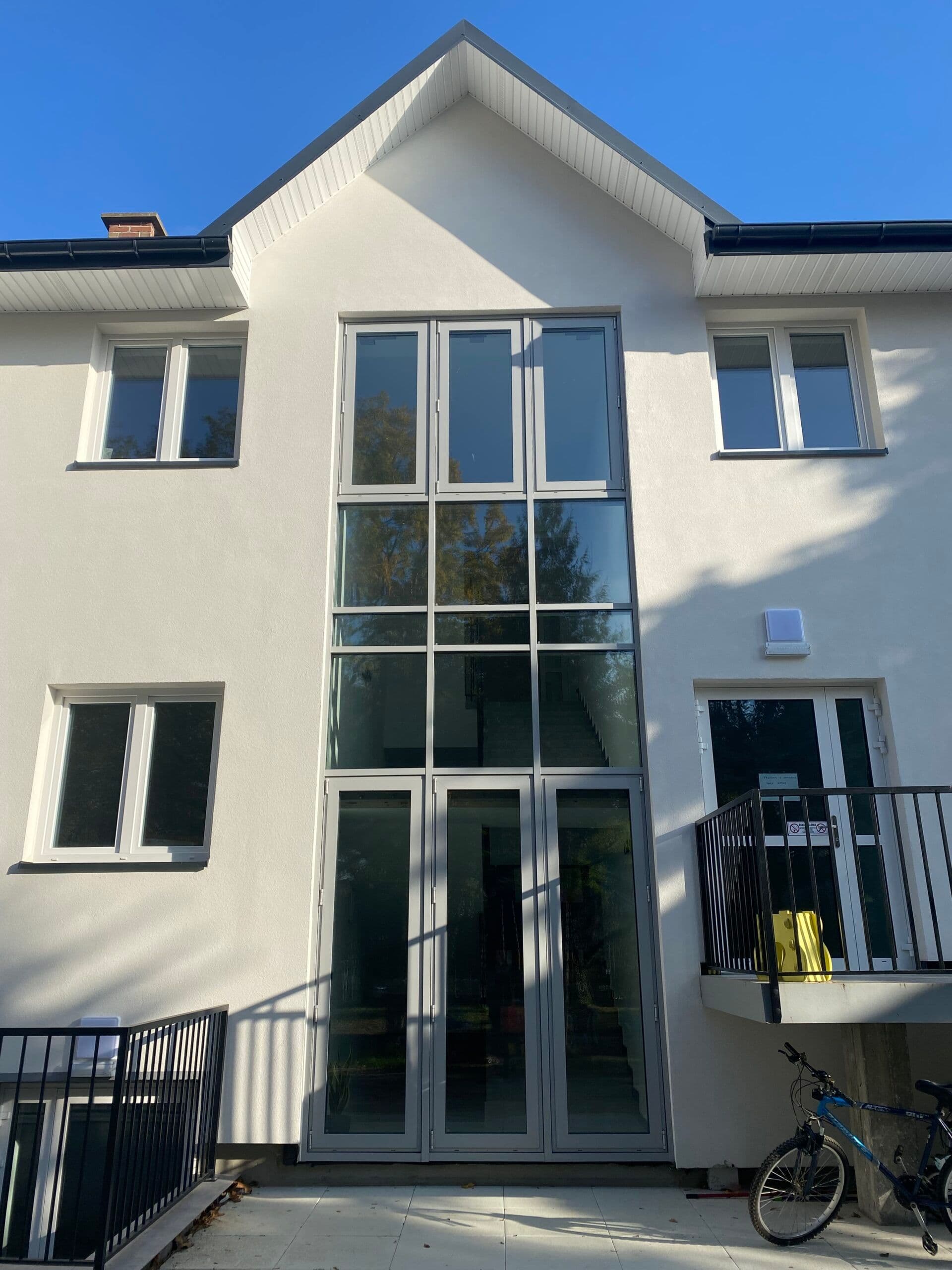 Przeciwpożarowe: fasada aluminiowa, aluminiowe drzwi wejściowe i okna rozwierno-uchylne