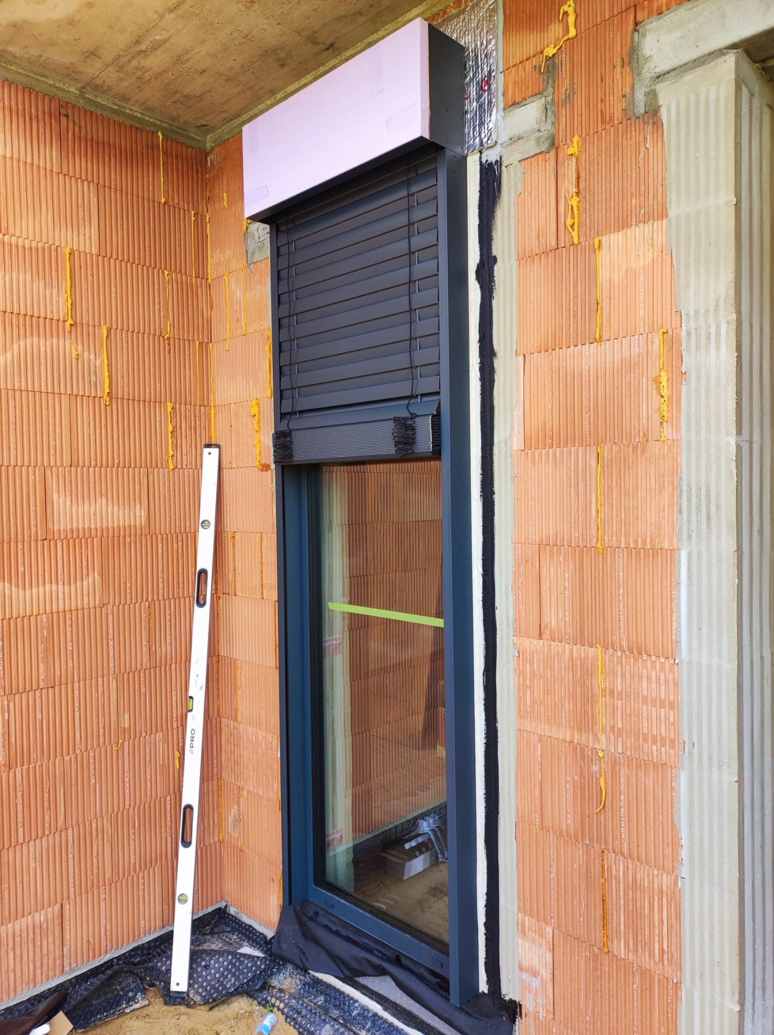 Okno aluminiowe w trakcie montażu