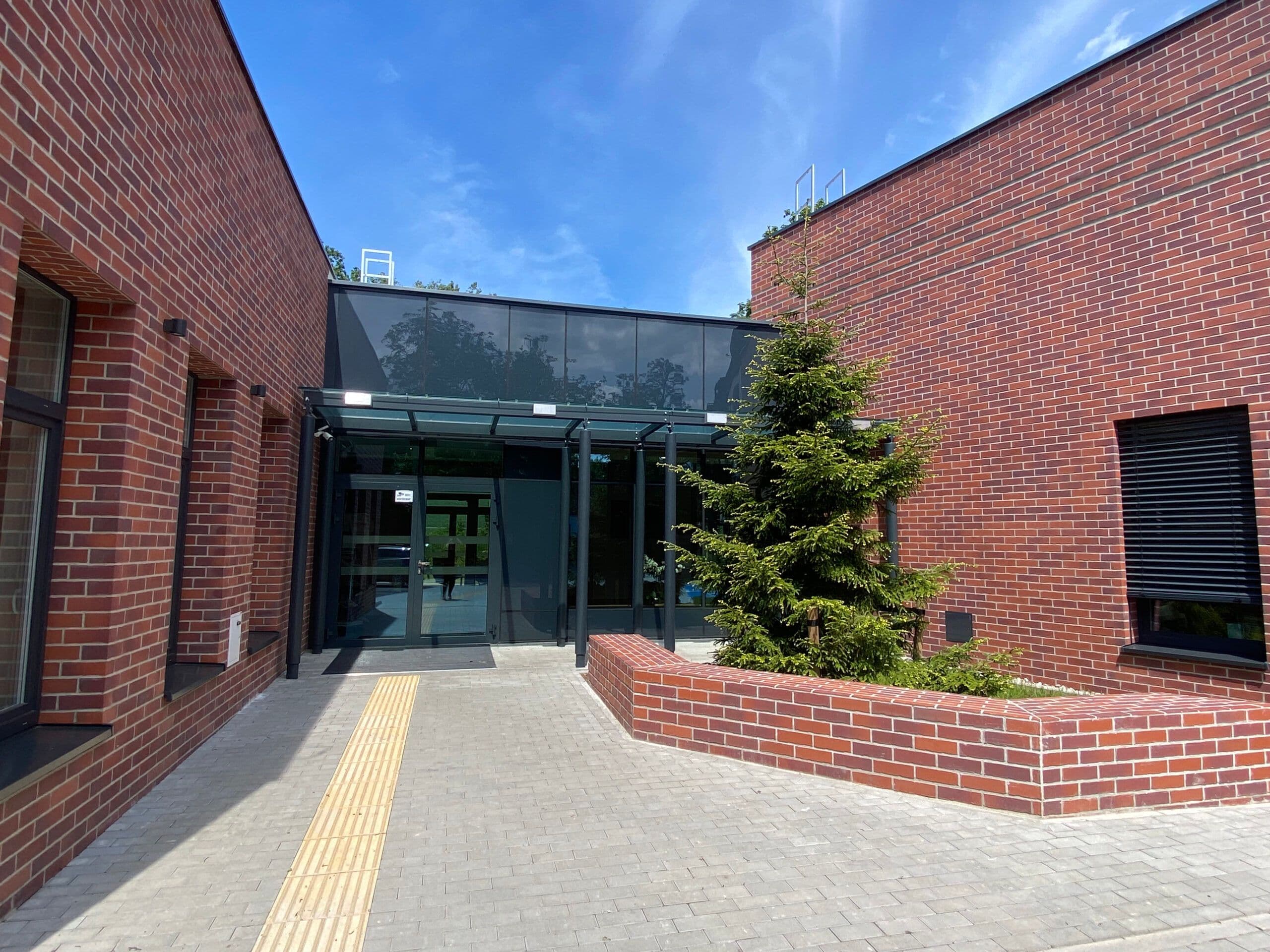 Szklany przedsionek z zadaszeniem na konstrukcji aluminiowej, drzwi aluminiowe