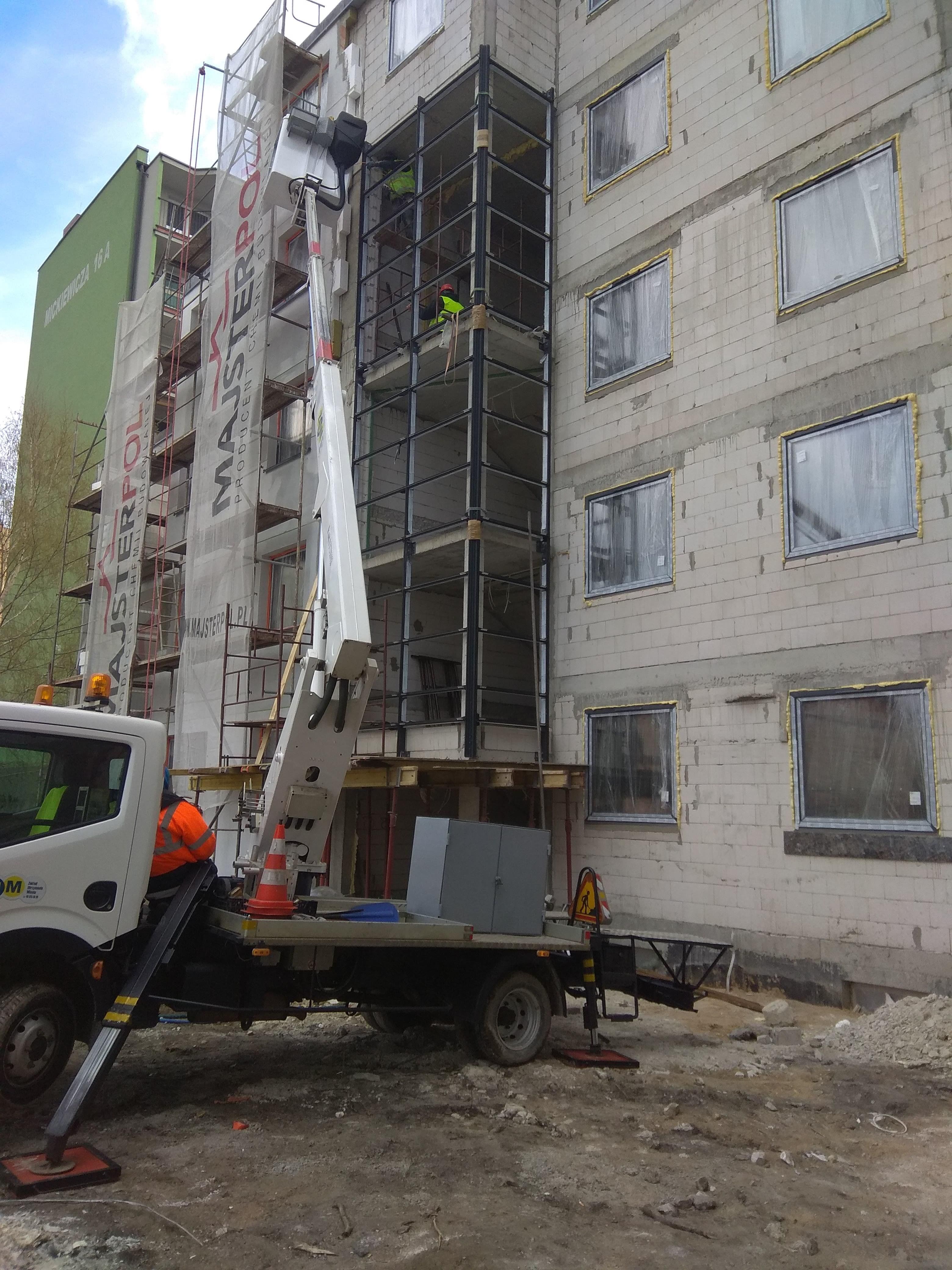 Fasada aluminiowa na 4 piętra oraz aluminiowe drzwi wejściowe.